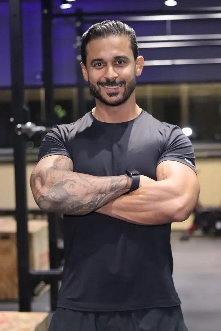Silvio Gomes explicando o treino
